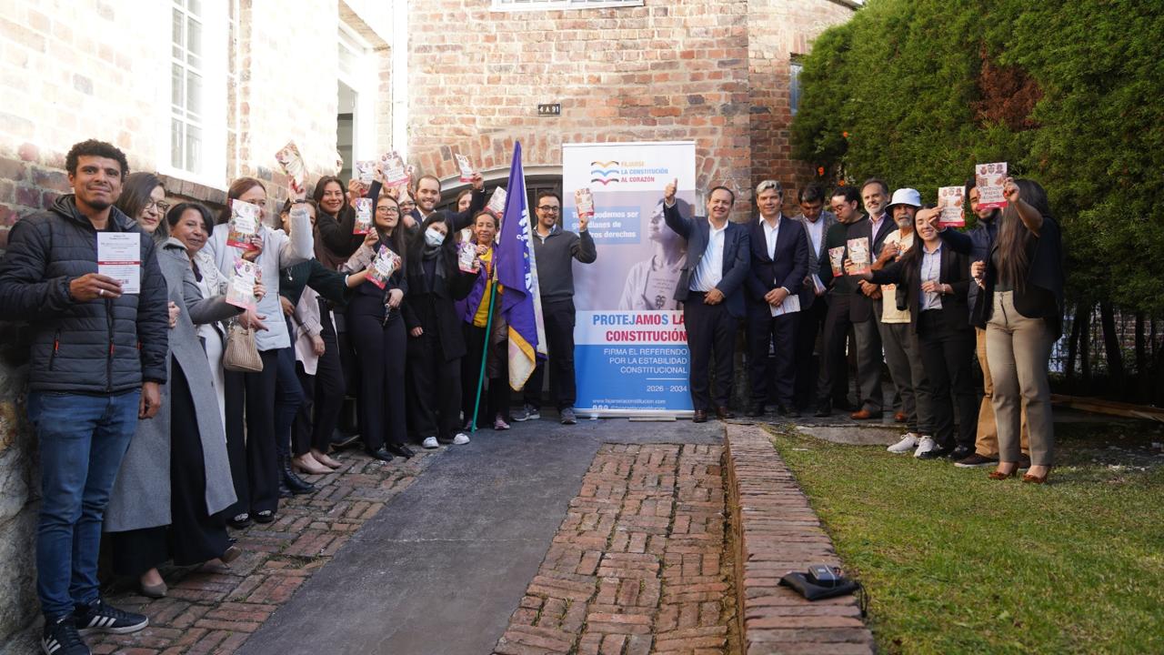 Ciudadanos apoyando el referendo constitucional
